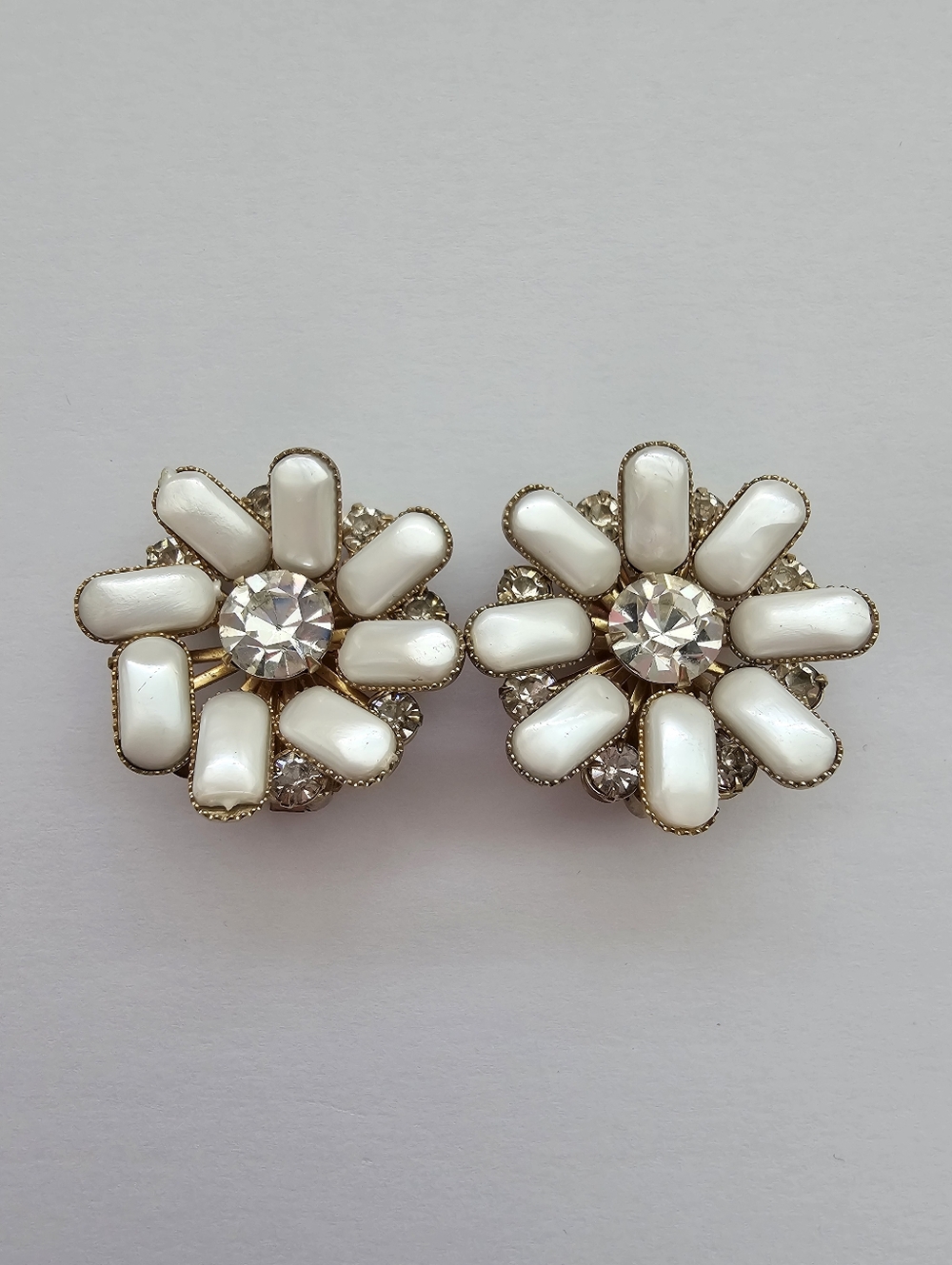 ​Vintage LERU Signed White Thermoset Moonglow Earrings - Mid Century Starburst